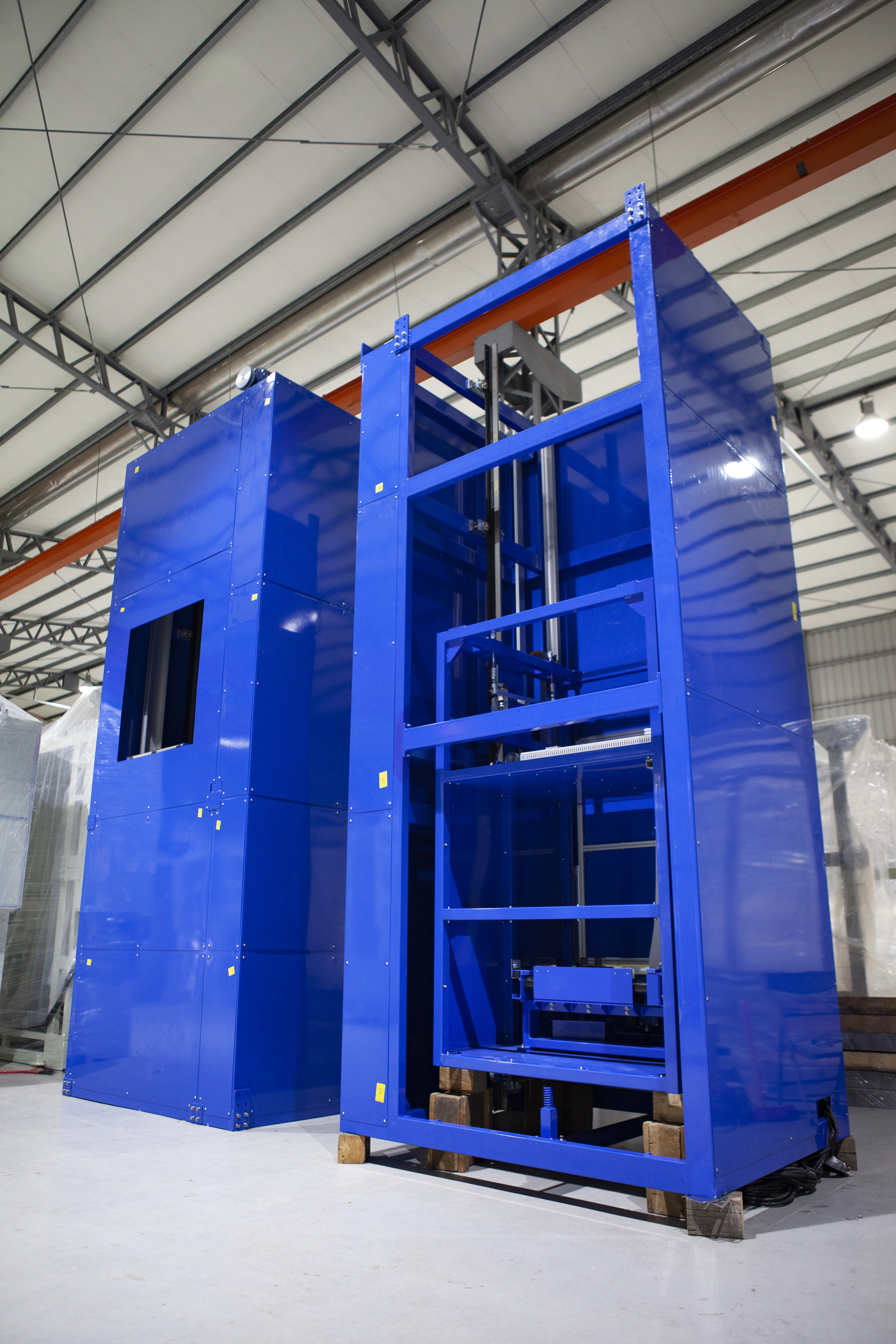 A Vertical Reciprocating Elevator (VRC) come with various safety features, such as interlocks and emergency stop buttons, to ensure the safety of the operators and the materials being transported. With their ability to transport materials between different levels with ease and efficiency, the Vertical Reciprocating Elevator is the perfect choice for your clean room needs.
